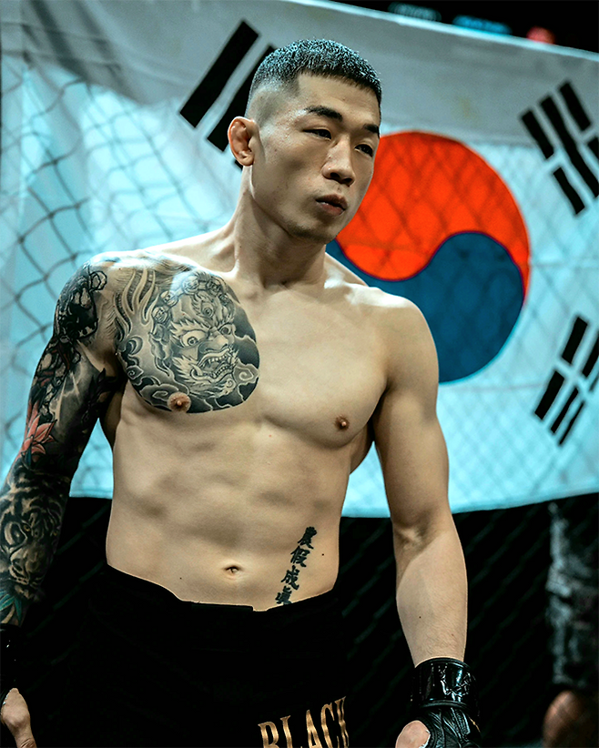 제3대 블랙컴뱃 밴텀급 챔피언 ‘투신’ 김재웅이 2025년 8월 인천광역시 영종국제도시 인스파이어 아레나 페더급 메인이벤트 시작을 기다리고 있다. 사진=이데아 파라곤