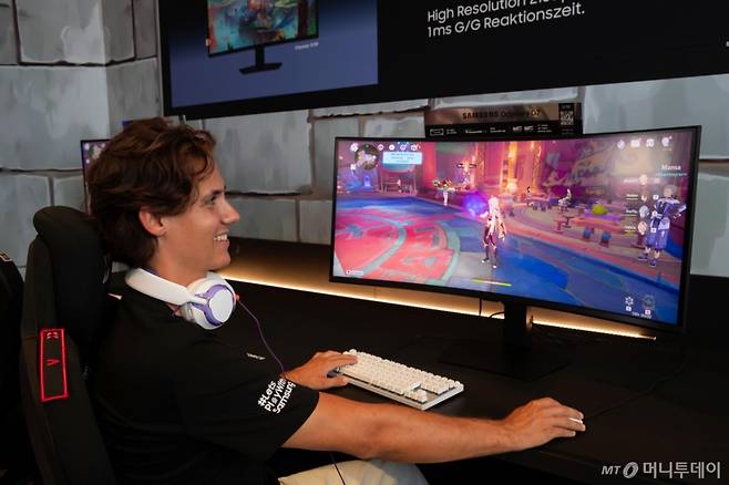 모델이 게임스컴 2025에서 삼성전자 오디세이 G7을 소개하고 있다. /사진제공=삼성전자