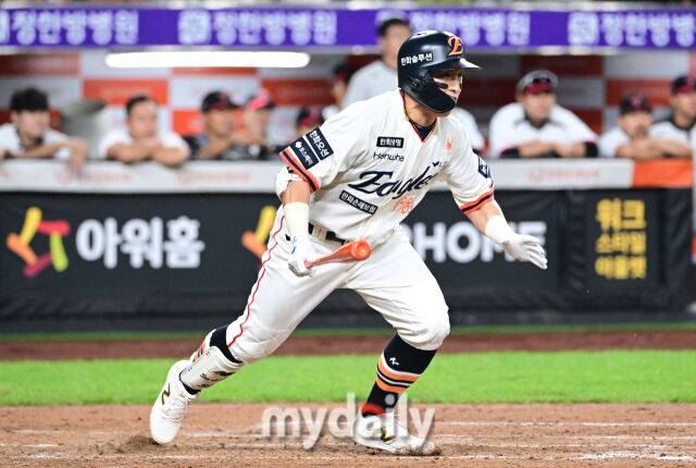 2025년 9월 26일 오후 대전 한화생명 볼파크에서 열린 '2025 신한 SOL뱅크 KBO 리그' LG 트윈스와 한화 이글스의 경기. 한화 손아섭이 7회말 1사 1루서 대타로 나와 안타를 치며 KBO 역대 6번째 3700루타를 기록하고 있다./마이데일리