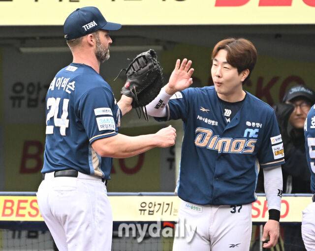 6일 오후 대구광역시 수성구 대구삼성라이온즈파크에서 진행된 '2025 프로야구 KBO리그 포스트시즌' 와일드카드 결정전 1차전 삼성라이온즈와 NC다이노스의 경기. NC 박건우(오른쪽)가 1회말 1사 1루서 병살을 만들어낸 데이비슨과 환호하고 있다./대구 = 송일섭 기자