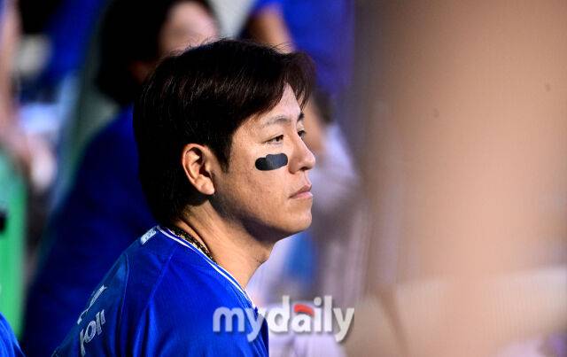 2025년 8월 27일 오후 서울 잠실구장에서 열린 '2025 신한 SOL뱅크 KBO 리그' 삼성 라이온즈와 두산 베어스의 경기. 삼성 강민호가 생각에 잠겨있다./마이데일리