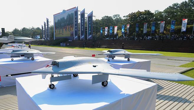 1일 건군 77주년 국군의 날 기념행사가 열린 충남 계룡대 대연병장에서 무인기 모형이 전시돼 있다. [연합]