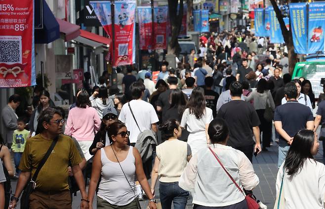 서울 명동 거리가 외국인 관광객과 시민들로 북적이는 모습. <연합>