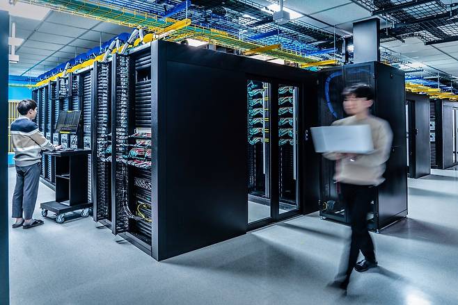 ‘에이닷 엑스(A.X )4.0’의 대규모 학습을 진행한 SK텔레콤 자체 구축 슈퍼컴퓨터 ‘타이탄’. [SK텔레콤]
