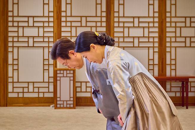 이재명 대통령과 김혜경 여사가 한복 차림으로 명절 인사를 하는 모습. [연합뉴스]