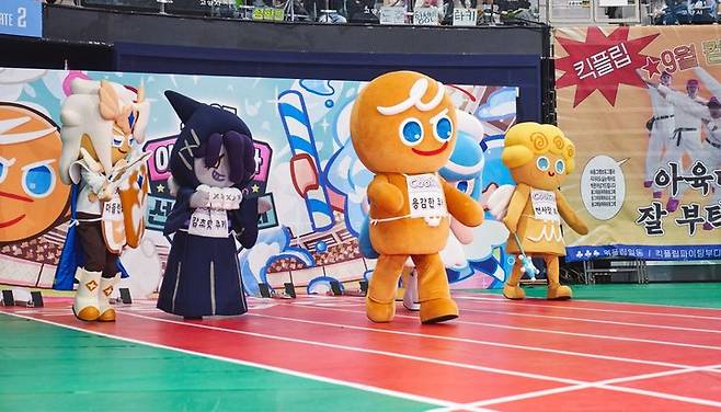 [서울=뉴시스] 7일 데브시스터즈에 따르면 쿠키런 인기 캐릭터로 이뤄진 그룹 '쿠키즈'가 전날 MBC에서 방송된 '2025 추석특집 아이돌스타 선수권대회'에 등장하는 장면이 나왔다. (사진=데브시스터즈 제공) *재판매 및 DB 금지