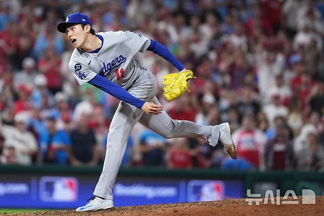 [필라델피아=AP/뉴시스] 7일(한국 시간) 미국 펜실베이니아주 필라델피아의 시티즌스뱅크 파크에서 벌어진 2025 MLB 필라델피아와 내셔널리그 디비전시리즈(NLDS·5전3선승제) 2차전에서 9회말 구원 등판해 공을 던지는 사사키 로키. 2025.10.07.