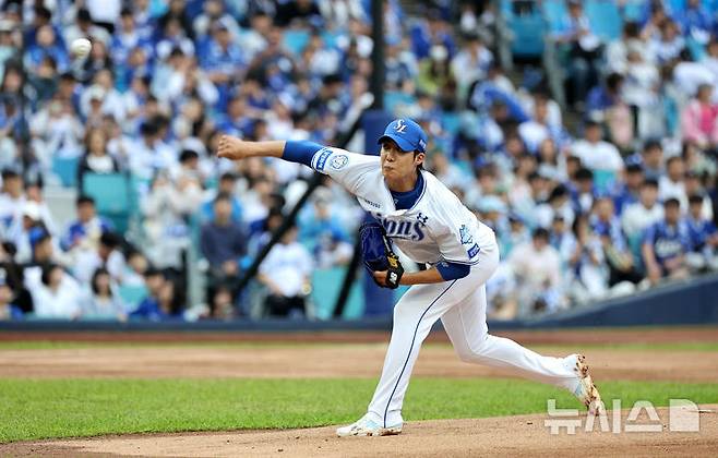 [대구=뉴시스] 이무열 기자 = 7일 대구 수성구 삼성라이온즈파크에서 열린 2025 신한 SOL 뱅크 KBO리그 와일드카드 2차전 NC 다이노스와 삼성 라이온즈의 경기, 1회초 삼성 선발투수 원태인이 공을 던지고 있다. 2025.10.07. lmy@newsis.com