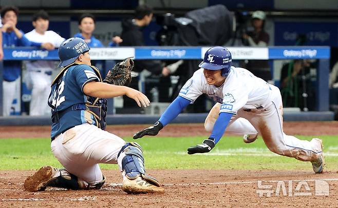 [대구=뉴시스] 이무열 기자 = 7일 대구 수성구 삼성라이온즈파크에서 열린 2025 신한 SOL 뱅크 KBO리그 와일드카드 2차전 NC 다이노스와 삼성 라이온즈의 경기, 8회말 1사 주자 3루 상황에서 3루 주자 삼성 김헌곤이 김성윤의 희생플라이로 득점하고 있다. 2025.10.07. lmy@newsis.com
