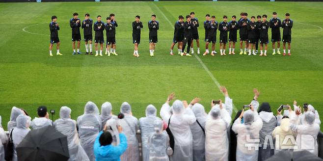 [고양=뉴시스] 김선웅 기자 = 브라질과의 평가전을 앞둔 대한민국 축구대표팀이 7일 경기 고양시 고양종합운동장 보조경기장에서 훈련 시작 전 축구팬들에게 인사를 하고 있다. 2025.10.07. mangusta@newsis.com