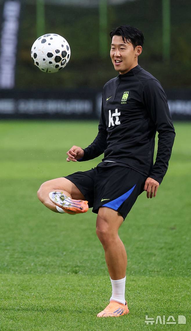 [고양=뉴시스] 김선웅 기자 = 브라질과의 평가전을 앞둔 대한민국 축구대표팀 손흥민이 7일 경기 고양시 고양종합운동장 보조경기장에서 훈련을 하고 있다. 2025.10.07. mangusta@newsis.com