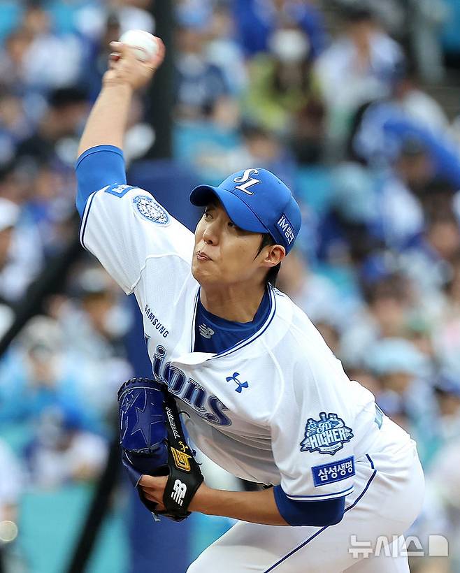 [대구=뉴시스] 이무열 기자 = 7일 대구 수성구 삼성라이온즈파크에서 열린 2025 신한 SOL 뱅크 KBO리그 와일드카드 2차전 NC 다이노스와 삼성 라이온즈의 경기, 1회초 삼성 선발투수 원태인이 공을 던지고 있다. 2025.10.07. lmy@newsis.com