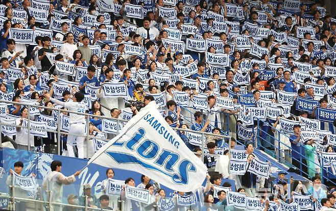 [대구=뉴시스] 이무열 기자 = 7일 대구 수성구 삼성라이온즈파크에서 열린 2025 신한 SOL 뱅크 KBO리그 와일드카드 2차전 NC 다이노스와 삼성 라이온즈의 경기, 삼성 팬들이 열띤 응원전을 펼치고 있다. 2025.10.07. lmy@newsis.com