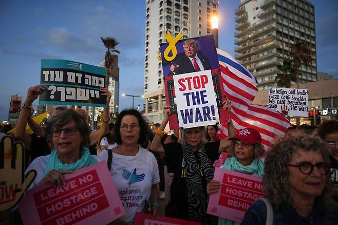 [텔아비브=AP/뉴시스]지난달 29일(현지 시간) 이스라엘 텔아비브 주재 미국 대사관 분관 앞에서 하마스에 의해 가자지구에 억류된 인질들의 가족과 지지자들이 이들의 즉각적인 석방과 전쟁 종식을 촉구하고 있다. 2025.10.07.