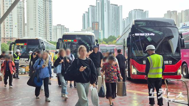 추석 다음 날인 7일 서울 서초구 고속버스터미널이 귀경·귀성객들로 가득하다. 송선교 기자