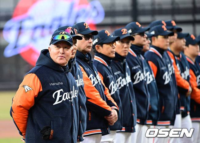 [OSEN=대전, 최규한 기자] 한화 김경문 감독을 비롯한 코칭스태프와 선수들이 도열하고 있다. 2025.03.28 / dreamer@osen.co.kr