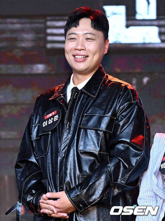 [OSEN=이대선 기자] 14일 오전 서울 동대문 브이스페이스에서 넷플릭스 예능 ‘코미디 리벤지’ 제작발표회가 열렸다.‘코미디 리벤지​’는 ‘코미디 로얄’ 우승팀 이경규팀이 판을 깔고 K-코미디 대표주자들이 각잡고 웃음 터뜨리는 코미디 컴피티션이다.코미디언 이상준이 포토타임을 가지고 있다. 2024.10.14 /sunday@osen.co.kr