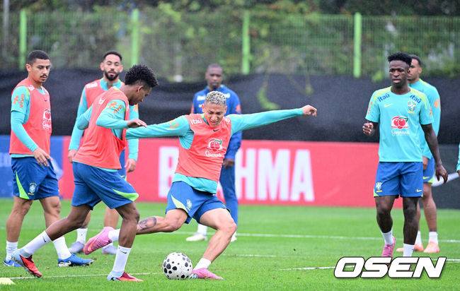 [OSEN=고양, 최규한 기자] 홍명보호와 평가전을 앞둔 브라질 축구 대표팀이 7일 오후 경기도 고양종합운동장 보조경기장에서 공식 훈련을 펼쳤다.한국 축구대표팀과 브라질은 오는 10일 서울월드컵경기장에서 친선경기를 갖는다.브라질 히샬리송을 비롯한 선수들이 훈련을 펼치고 있다. 2025.10.07 / dreamer@osen.co.kr
