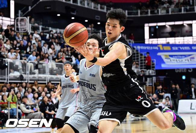 [OSEN=수원, 조은정 기자]7일 오후 서수원칠보체육관에서 2025-2026 LG전자 프로농구 수원 KT 소닉붐과 울산 현대모비스 피버스의 경기가 열렸다.수원 KT와 울산 현대모비스는 나란히 1승 1패를 기록 중이다.3쿼터 KT 하윤기가 드리블 중 중심을 잃고 있다. 2025.10.07 /cej@osen.co.kr