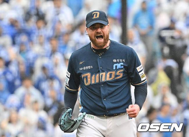 [OSEN=대구, 이석우 기자] 7일 대구 삼성라이온즈파크에서 2025 신한 SOL뱅크 KBO 와일드카드 결정전 삼성 라이온즈와 NC 다이노스의 경기가 열렸다. 홈팀 삼성은 원태인이 방문팀 NC는 로건이 선발 투수로 출전했다. NC 다이노스 로건이 3회말 2사 삼성 라이온즈 김영웅을 삼진으로 잡고 환호하고 있다. 2025.10.07 / foto0307@osen.co.kr