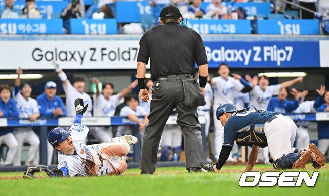 [OSEN=대구, 이석우 기자] 7일 대구 삼성라이온즈파크에서 2025 신한 SOL뱅크 KBO 와일드카드 결정전 삼성 라이온즈와 NC 다이노스의 경기가 열렸다. 홈팀 삼성은 로건이 방문팀 NC는 원태인이 선발 투수로 출전했다.삼성 라이온즈 김헌곤이 8회말 1사 3루 김성윤의 좌익수 희생플라이때 홈에서 세이프되고 있다. 2025.10.07 / foto0307@osen.co.kr