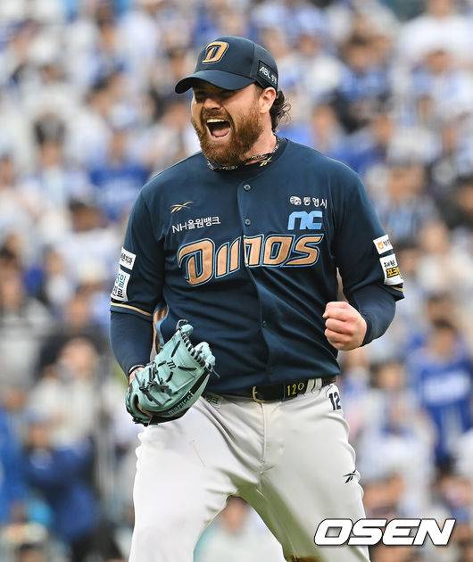 [OSEN=대구, 이석우 기자] 7일 대구 삼성라이온즈파크에서 2025 신한 SOL뱅크 KBO 와일드카드 결정전 삼성 라이온즈와 NC 다이노스의 경기가 열렸다. 홈팀 삼성은 원태인이 방문팀 NC는 로건이 선발 투수로 출전했다. NC 다이노스 로건이 6회말 2사 삼성 라이온즈 김영웅을 2루수 땅볼로 잡고 포효하고 있다. 2025.10.07 / foto0307@osen.co.kr