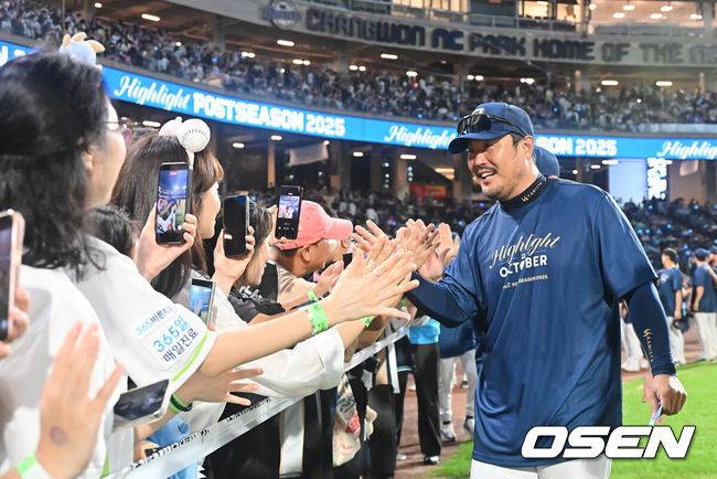 [OSEN=창원, 이석우 기자] NC 다이노스가 4일 창원NC파크에서 열린 2025 신한 SOL 뱅크 KBO 리그 SSG 랜더스와의 경기에서 7-1로 승리, 5위를 확정했다. NC는 파죽의 9연승으로 ‘가을 야구’ 막차 티켓을 거머쥐었고 6일부터 4위 삼성과 와일드카드 결정전을 치른다NC 다이노스 이호준 감독과 선수들이 포스트시즌 진출을 확정짓고 팬들과 하이파이브를 하며 감사 인사를 하고 있다. 2025.10.04 / foto0307@osen.co.kr