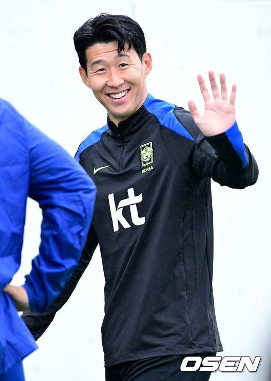 [OSEN=고양, 최규한 기자] 홍명보 감독이 이끄는 대한민국 축구 국가대표팀이 7일 오후 경기도 고양종합운동장 보조경기장에서 오는 10일 브라질과의 평가전을 앞두고 오픈트레이닝을 진행했다.한국 축구대표팀과 브라질은 오는 10일 서울월드컵경기장에서 친선경기를 갖는다.A대표팀 손흥민히 훈련장에 들어서며 팬들에게 인사를 전하고 있다. 2025.10.07 / dreamer@osen.co.kr