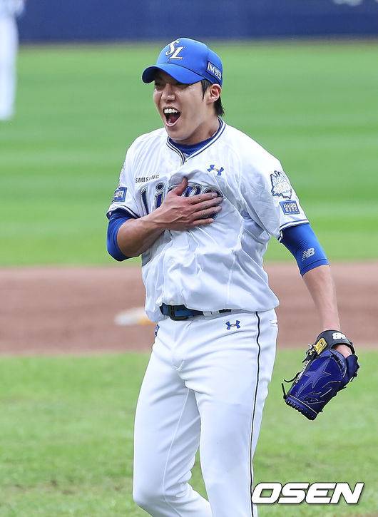 [OSEN=대구, 이석우 기자] 7일 대구 삼성라이온즈파크에서 2025 신한 SOL뱅크 KBO 와일드카드 결정전 삼성 라이온즈와 NC 다이노스의 경기가 열렸다. 홈팀 삼성은 원태인이 방문팀 NC는 로건이 선발 투수로 출전했다. 삼성 라이온즈 원태인이 6회초 수비를 마치고 환호하고 있다. 2025.10.07 / foto0307@osen.co.kr