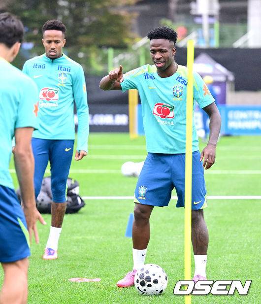 [OSEN=고양, 최규한 기자] 홍명보호와 평가전을 앞둔 브라질 축구 대표팀이 7일 오후 경기도 고양종합운동장 보조경기장에서 공식 훈련을 펼쳤다.한국 축구대표팀과 브라질은 오는 10일 서울월드컵경기장에서 친선경기를 갖는다.브라질 비니시우스 주니오르를 비롯한 선수들이 훈련을 펼치고 있다. 2025.10.07 / dreamer@osen.co.kr