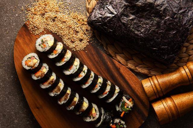 김밥은 이제 한류 드라마·애니메이션에서 등장하는 소품을 넘어 전 세계인이 경험하고 싶은 K-푸드의 상징으로 진화하고 있다. 게티이미지