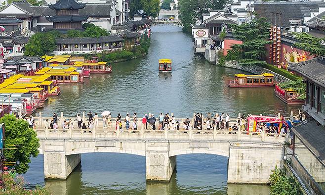 지난 5일(현지시간) 중국의 한 관광지에 사람들이 몰려있는 모습. 신화연합뉴스