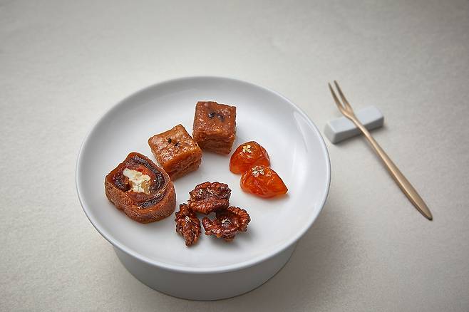 곶감에 크림치즈와 호두를 넣고 돌돌 말은 ‘크림치즈 곶감말이’는 아이들에게는 맛있는 영양 ‘간식’으로, 어른들에게는 와인이나 칵테일의 풍미를 높여주는&nbsp;‘안주’로 인기가 높다. 클립아트코리아 제공