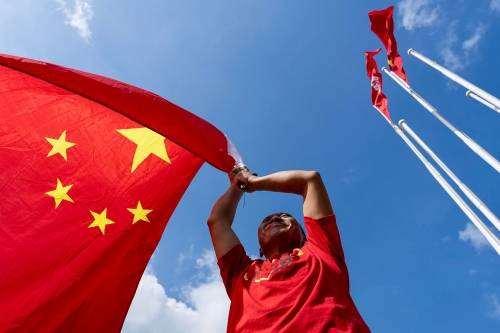 중화인민공화국 건국(국경절) 76주년인 1일(현지 시간) 홍콩에서 친중 성향 지지자가 중국 국기를 펄럭이며 국경절을 축하하고 있다. 2025.10.01. AP 뉴시스