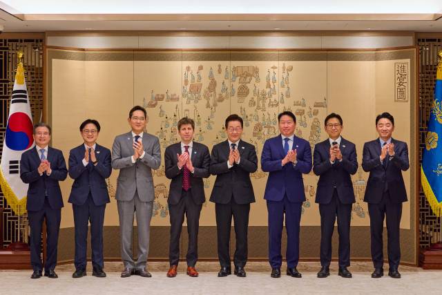 이재명 대통령이 1일 용산 대통령실에서 샘 올트먼 오픈AI CEO와의 접견에 앞서 참석자들과 기념촬영을 하고 있다. 왼쪽부터 김용범 정책실장, 김정관 산업부 장관, 이재용 삼성전자 회장, 샘 올트먼 오픈AI CEO, 이재명 대통령, 최태원 SK그룹 회장, 배경훈 과기부 장관, 강훈식 비서실장. 사진제공=대통령실