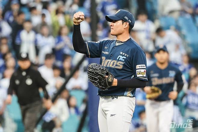 NC 김진호는 6일 대구 삼성과 2025 PS WC 1차전서 구원등판해 1이닝 무실점으로 세이브를 기록했다. 데뷔 첫 PS 등판부터 위력적인 투구로 팀 승리에 보탬이 됐다. 사진제공｜NC 다이노스