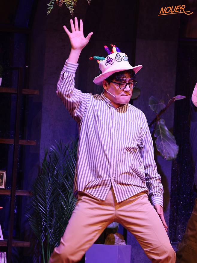 tvN 드라마 ‘폭군의 셰프’에서 명나라 사신 우곤 역을 연기한 배우 김형묵의 뮤지컬 ‘사랑은 비를 타고’ 공연 장면. 사진 누아엔터테인먼트