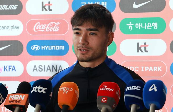 ‘태극전사’ 옌스 카스트로프가 7일 경기 고양시 일산서구 고양종합운동장 보조구장에서 취재진 질문에 답하고 있다. 2025.10.7 saba@yna.co.kr 연합뉴스