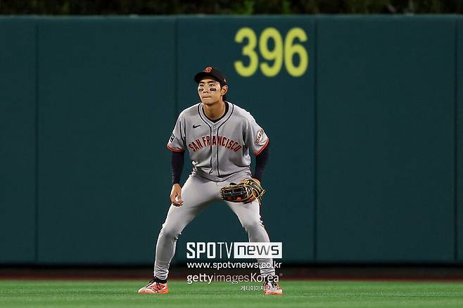 ▲ 이정후는 시즌 초반 호수비를 선보이며 좋은 평가를 받았지만, 시즌 중반 이후 수비까지 흔들리며 전체적인 수치가 떨어졌다