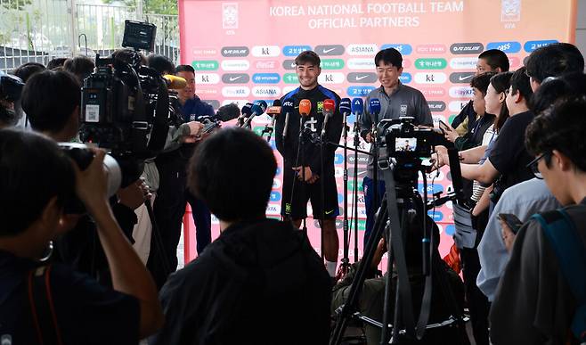 ▲ '태극전사' 옌스&nbsp;카스트로프가 7일 경기 고양시 일산서구 고양종합운동장 보조구장에서 취재진 질문에 답하고 있다. ⓒ연합뉴스