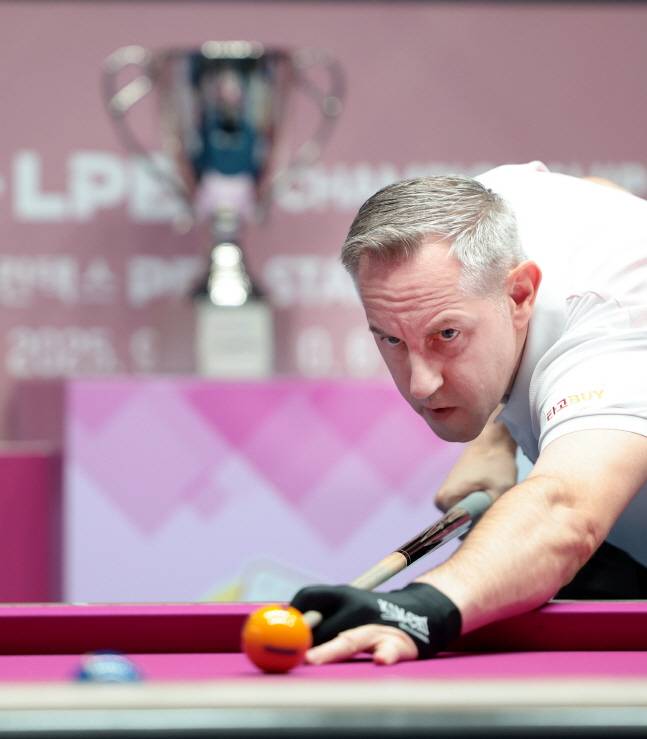 에디 레펀스가 6일  2025~2026시즌 5차투어 '크라운해태 PBA-LPBA 챔피언십 한가위' PBA 결승전에서 스트로크를 준비하고 있다. /사진=PBA 투어 제공