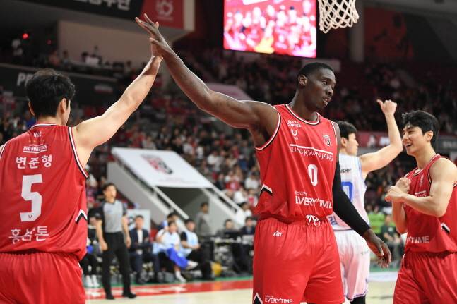 득점한 오브라이언트(가운데)가 변준형과 하이파이브를 하고 있다. /사진=KBL 제공