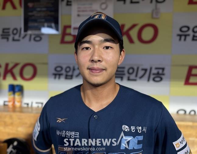 NC 김휘집이 취재진과 인터뷰를 하고 있다. /사진=양정웅 기자