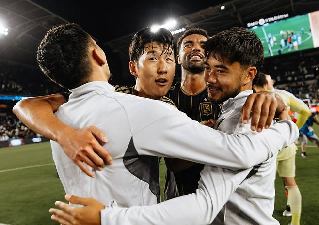 6일(한국시간) 미국 캘리포니아주 LA의 BMO 스타디움에서 열린 2025 미국프로축구(MLS) 정규리그 애틀랜타 유나이티드와 경기가 끝난 뒤 LAFC 동료들과 포옹하는 손흥민(왼쪽에서 두 번쨰). /사진=로스앤젤레스FC 공식 사회관계망서비스(SNS)