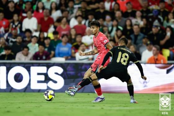 옌스 카스트로프(왼쪽)가 미국 테네시주 내슈빌의 지오디스파크에서 열린 멕시코와 친선경기에서 오른발 패스를 시도하고 있다. /사진=대한축구협회(KFA) 제공