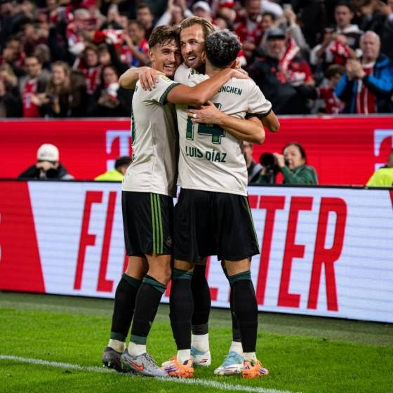 해리 케인(가운데)의 27일(한국시간) 뮌헨 홈구장인 알리안츠 아레나에서 열린 2025~2026시즌 독일 분데스리가 5라운드 베르더 브레멘전 득점을 축하하는 동료들. /사진=바이에른 뮌헨 공식 사회관계망서비스(SNS)