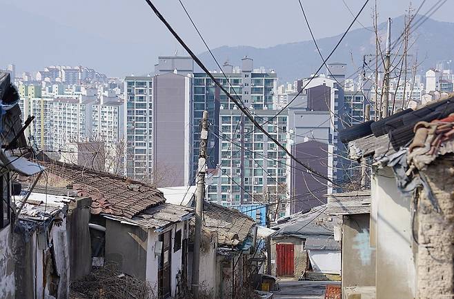 빈집에 새집을 짓는 초행지붕 사업으로 약 135호의 공공임대주택이 공급됐다. [사진 | 연합뉴스]