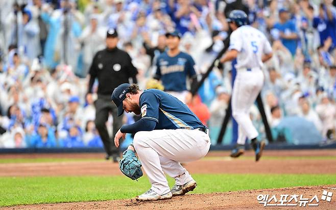 7일 오후 대구삼성라이온즈파크에서 열린 '2025 신한 SOL Bank KBO 포스트시즌' NC 다이노스와 삼성 라이온즈의 와일드카드 2차전 경기, 1회말 2사 만루 NC 선발투수 로건이 삼성 이성규에게 밀어내기 볼넷으로 실점을 허용한 뒤 크게 아쉬워하고 있다. 대구, 박지영 기자