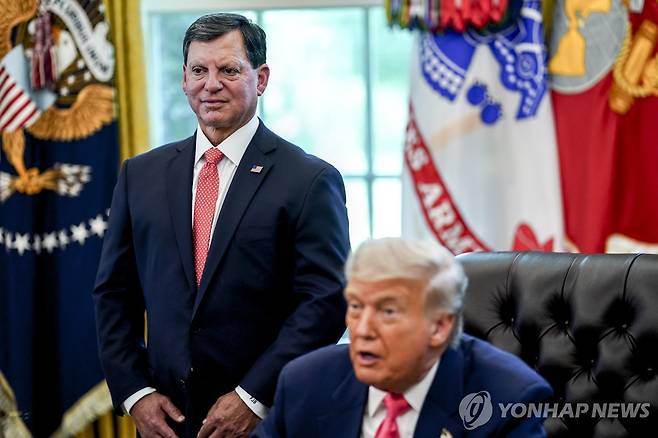 트럼프 대통령 옆에 선 비시냐노 SSA 국장 [UPI 연합뉴스 자료사진]