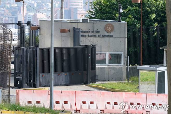6일(현지시간) 카라카스에 있는 미국 대사관 건물 입구 [카라카스 AP=연합뉴스. 재판매 및 DB 금지]
